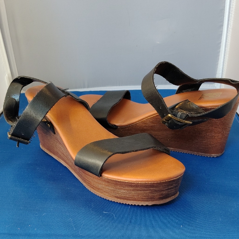 R2 Black and Brown Wedge Sandals